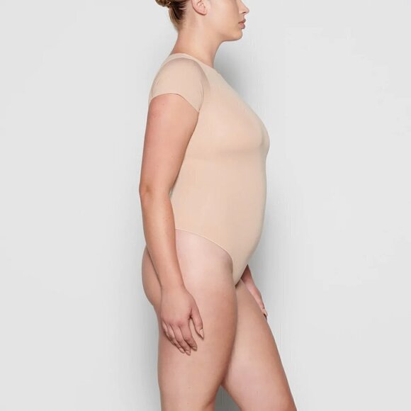 SKIMS Essential T-Shirt Thong Bodysuit in Sandstone Large/X-Large - Picture 7 of 8